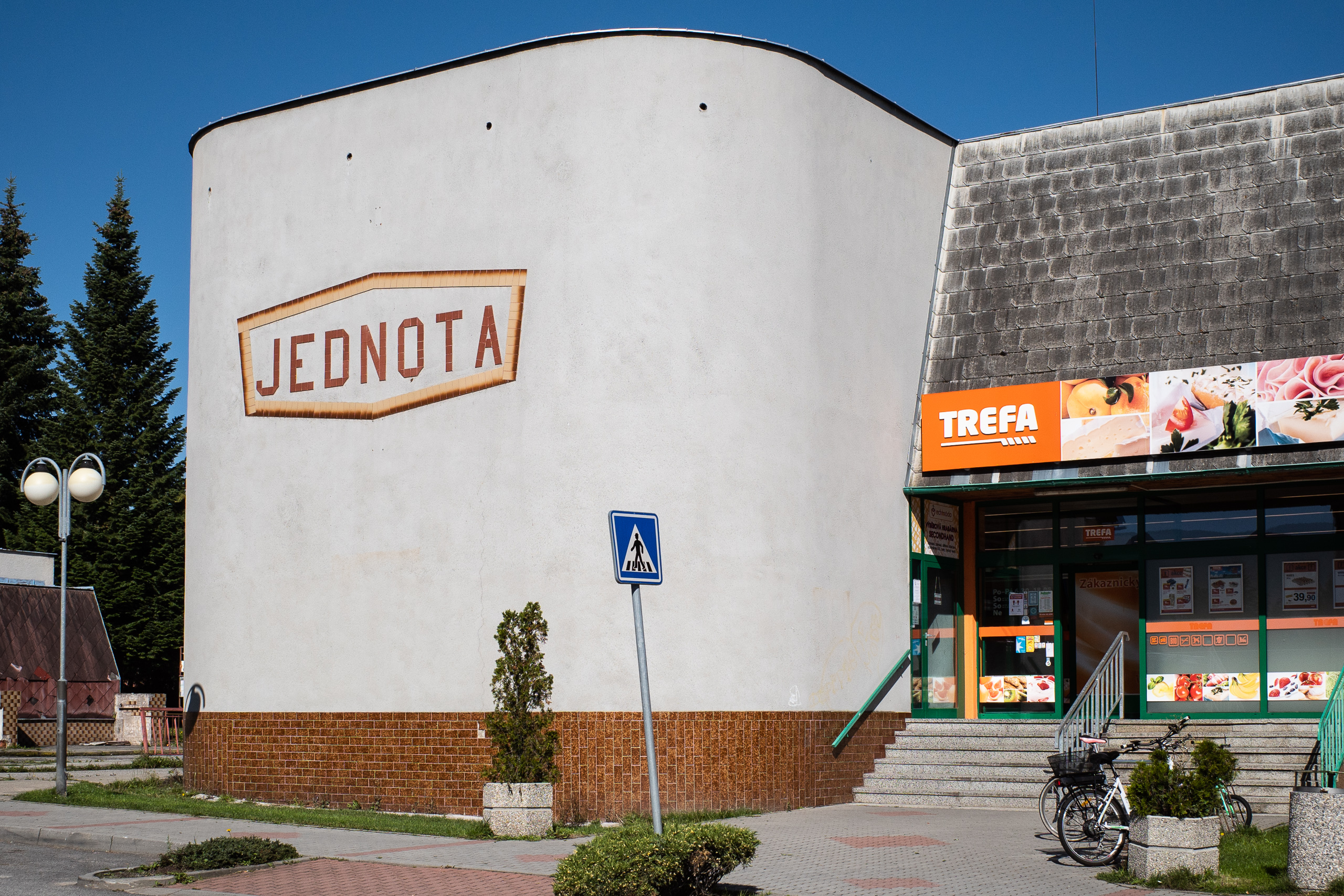Der alte JEDNOTA-Schriftzug am Konsum, heute heißt der Laden TREFA